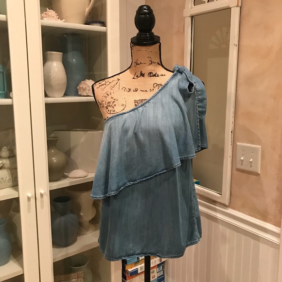 cloth & stone Tops - Cloth & Stone Sleeveless Chambray Top